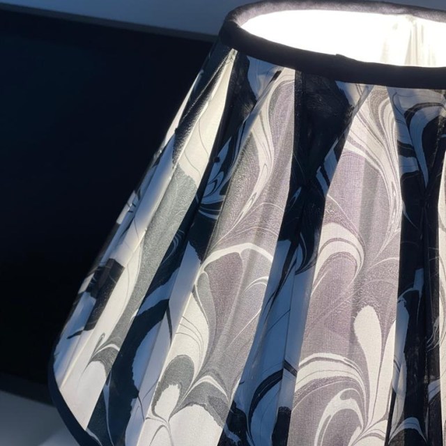 bw-pinch-lamp-shade-on-cu